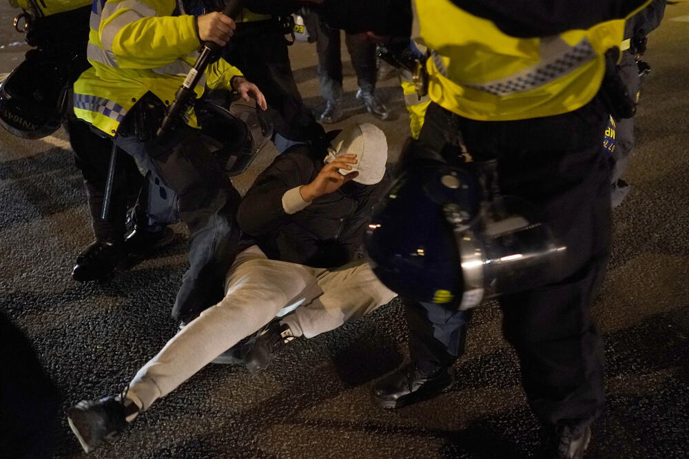 HAOS U LONDONU: Na ulicama stotine hiljada propalestinskih demonstranata, policija uhapsila oko 100 ljudi (VIDEO, FOTO)