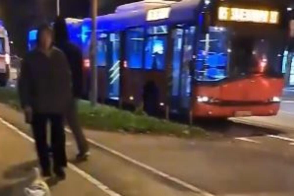 DRAMA NA NOVOM BEOGRADU: Čoveku pozlilo u autobusu, intervenisala Hitna pomoć, na podu ostali tragovi krvi (VIDEO)