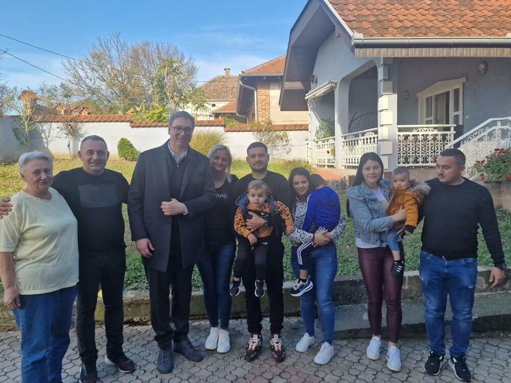 Aleksandar Vučić, Smederevo, porodica Nikolić