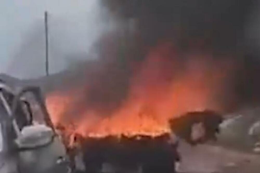STRAVIČNE SCENE NA SEVERU IZRAELA: Hezbolah ispalio projektil na kolonu vozila, ključa na granici, IDF odmah digla avione (VIDEO)