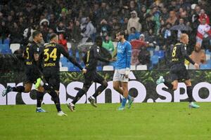 ŠAMPION NA KOLENIMA! VELIKI ŠOK U ITALIJI! Napoli kao domaćin izgubio GOLČINOM u 91. minutu (VIDEO)