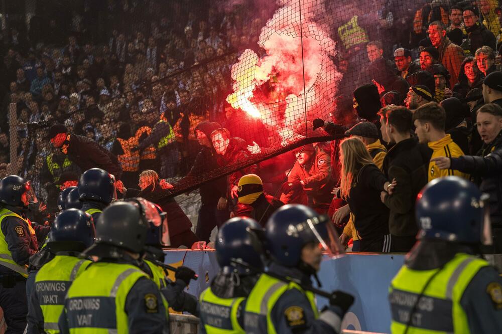 NEZAPAMĆENI HAOS U ŠVEDSKOJ! HULIGANI DIVLJALI, MEČ PREKINUT NA POLUVREMENU! Alarmi odzvanjaju na stadionu - TUČA sa policijom!