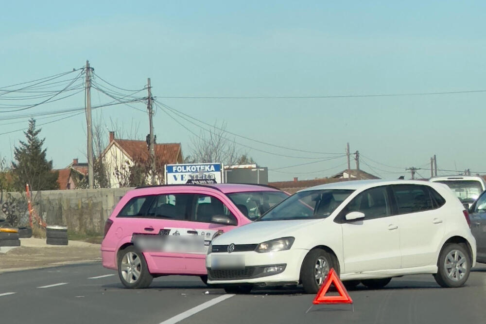 PRVE SLIKE NAKON TEŠKOG UDESA U KRAGUJEVCU: Automobili se poprečili, saobraćaj BLOKIRAN (FOTO)