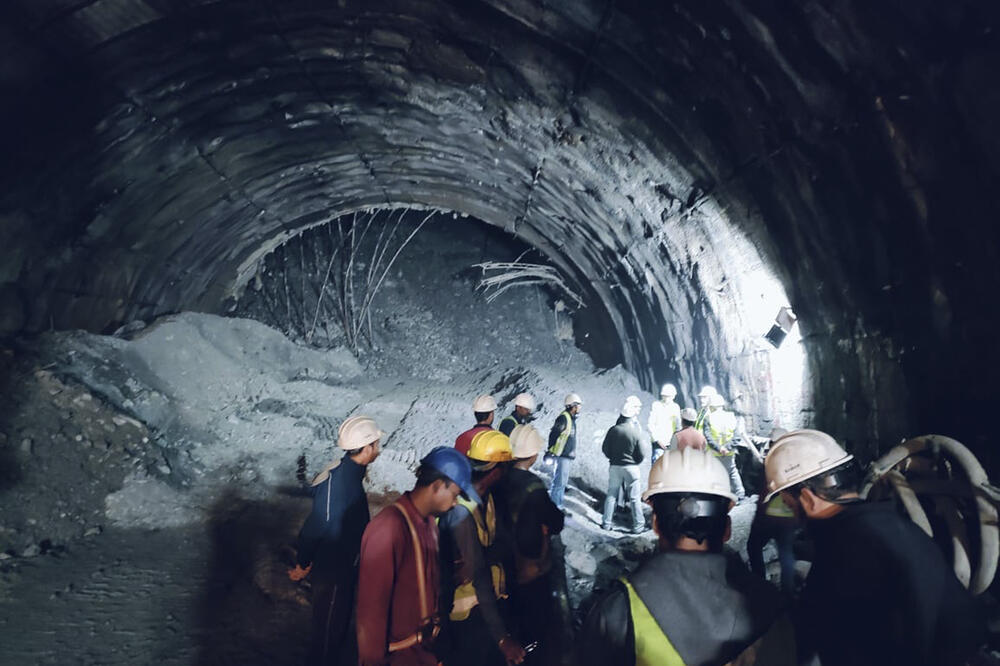 "ŽIVI SU, POSLALI SMO IM VODU I HRANU": U Indiji se urušio tunel, između 40 radnika i spasilaca se nalazi 200 METARA ZEMLJE (FOTO)