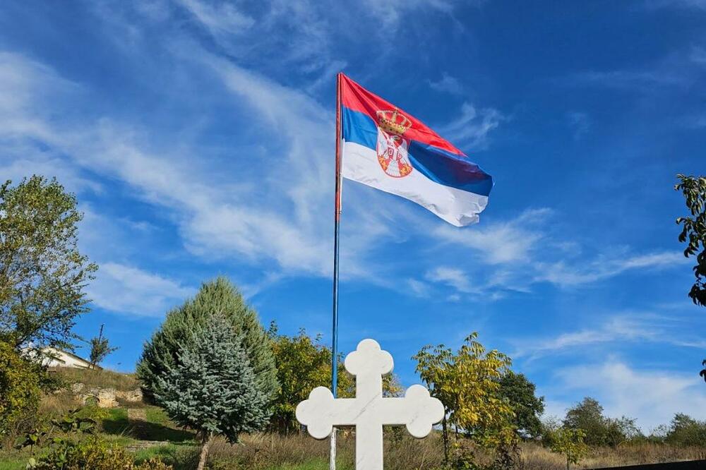PONOVO SE VIJORI TROBOJKA: U Velikoj Hoči postavljena nova srpska zastava na spomeniku kidnapovanim i ubijenim Srbima!
