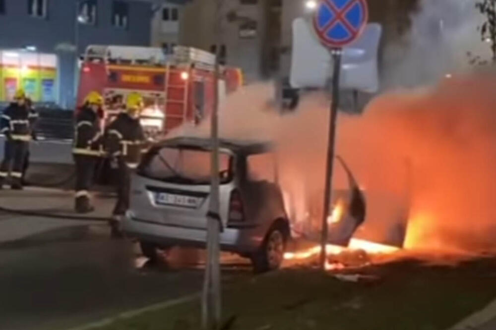 AUTOMOBIL POTPUNO IZGOREO: Vatra uništila vozilo u Kragujevcu, varnice letele na sve strane