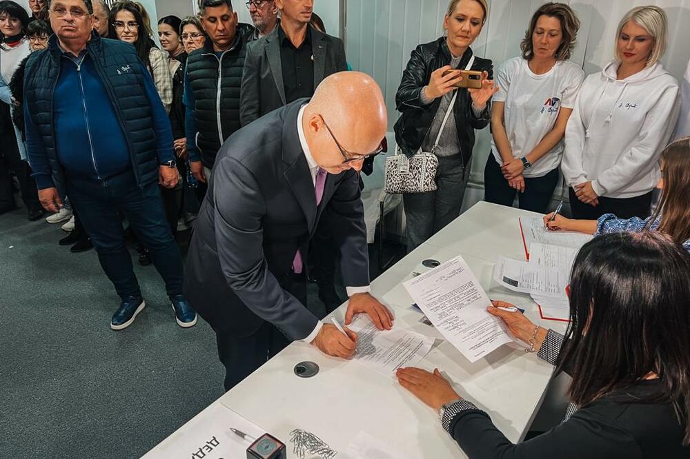 STARA PAZOVA Vučević dao podršku prikupljanju potpisa za pokrajinsku listu "Aleksandar Vučić - Vojvodina ne sme da stane"