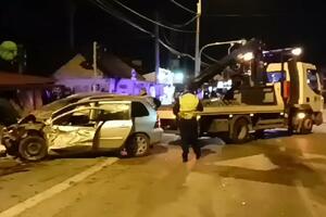 POLICIJA IZVUKLA SMRSKANI AUTOMOBIL IZ KAFIĆA Potresan snimak sa mesta nesreće u Borči: Telo nastradalog izneto iz olupine (VIDEO)