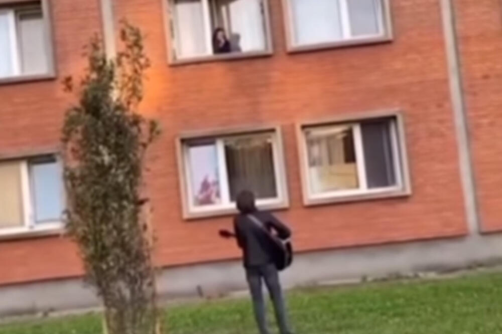 "BRAVO KRALJU! SVE BIH MU OPROSTILA" Momak devojci otpevao serenadu ispod prozora studentskog doma u Novom Sadu (VIDEO)