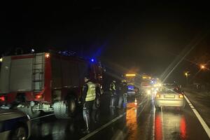 AUTOMOBIL SE ZAKUCAO U AUTOBUS Žestok sudar kod Stepojevca, vozilo smrskano: Vatrogasci EVAKUIŠU PUTNIKE (FOTO)