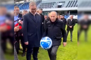 KAD PORASTEM BIĆU DŽAJA: Pogledajte kako je Vučić odmerio snage sa fudbalskom legendom na terenu (VIDEO)
