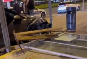 KARAMBOL U ZAGREBU: Jurio Avenijom pa se zakucao u autobusko stajalište! FOTO