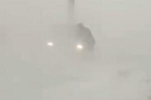 LEDENI TALAS U RUMUNIJI: Snežna oluja i orkanski vetar paralisali zemlju, automobili zaglavljeni u smetovima (VIDEO)