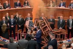 DIMNE BAKLJE I BARIKADE! PONOVO KOLAPS U SKUPŠTINI ALBANIJE: Poslanici nastavljaju da divljaju, opozicija blokirala govornicu