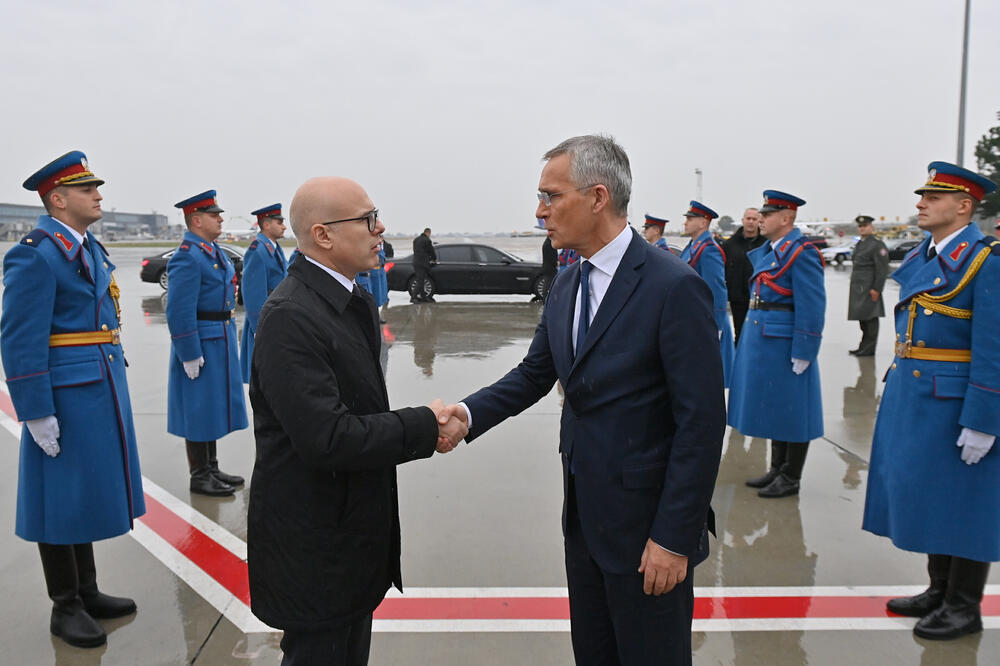 MINISTAR VUČEVIĆ ISPRATIO STOLTENBERGA NA AERODROMU: Završena poseta generalnog sekretara NATO