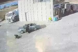 OSTAVIO SINA SAMOG U KOLIMA, MALI DAO GAS DO DASKE! Pogledajte snimak bizarne nesreće u Turskoj - AUTO SE ZABIO U ZID (VIDEO)