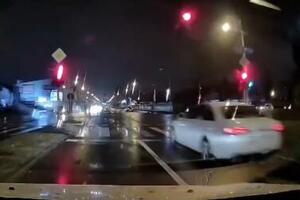 OVAKO JE POGINULO TROJE! JEZIV SNIMAK IZ NOVOG SADA: Ovaj vozač je ubica na točkovima, da li je MOGUĆE DA JE OVO URADIO! (VIDEO)