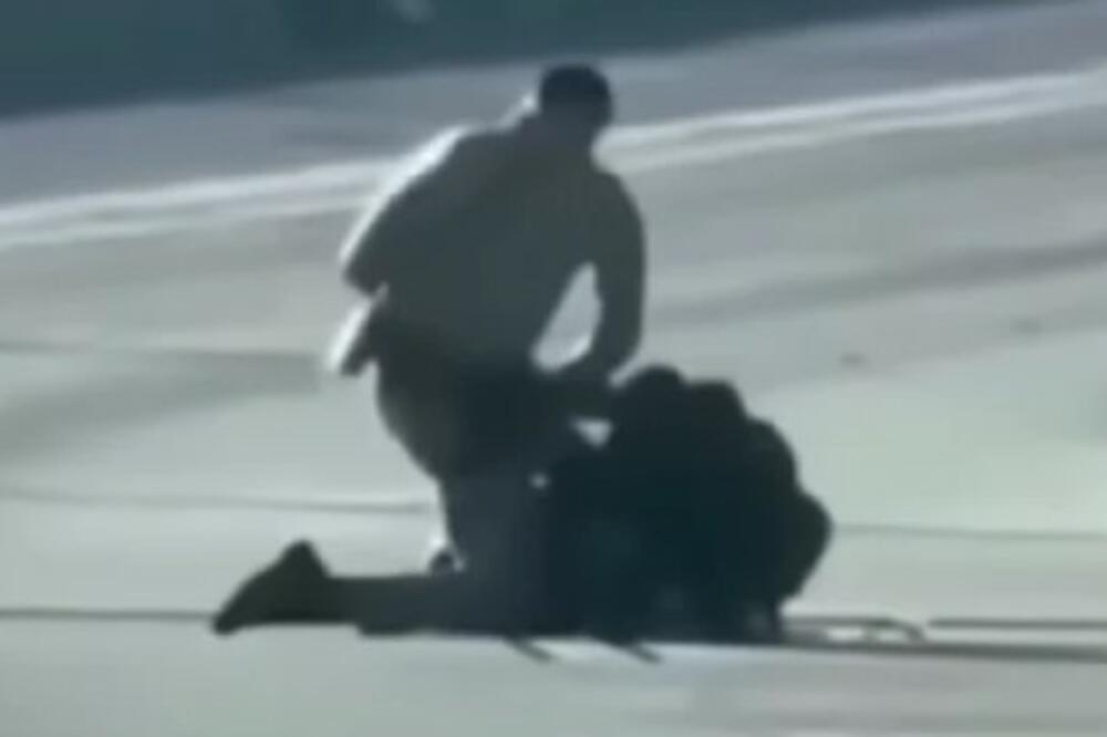 ŠOKANTAN SNIMAK UBISTVA U AMERICI ZGROZIO JAVNOST: Policajac upucao čoveka dok je ležao na putu! VIDEO