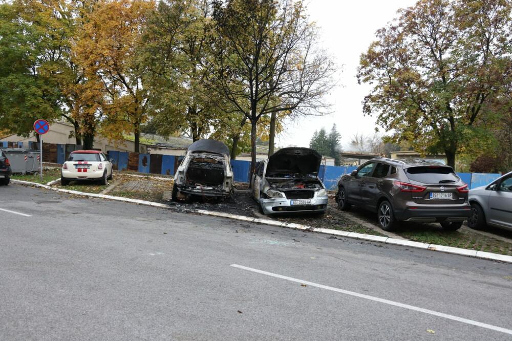 PRVE SLIKE IZGORELIH AUTOMOBILA NA DEDINJU: Posle eksplozije buknula vatra, vozila potpuno uništena