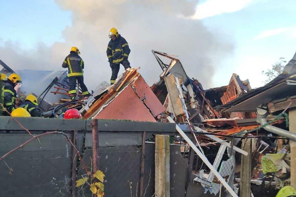 PRVE SLIKE STRAVIČNE EKSPLOZIJE U ZRENJANINU Detonacija raznela porodičnu kuću, vatrogasci među ruševinama traže ZAROBLJENU ŽENU