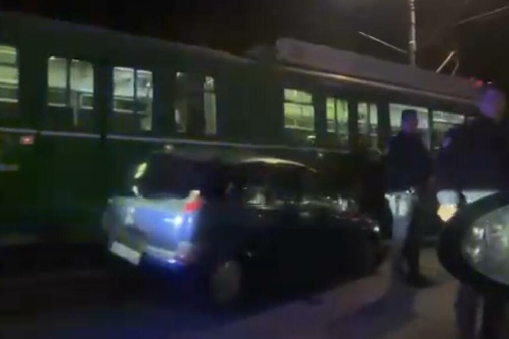 SAOBRAĆAJKA U BULEVARU KRALJA ALEKSANDRA: Žena autom udarila tramvaj (VIDEO)