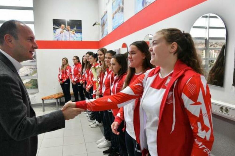 ĐURIĆ POSETIO VATERPOLISTKINJE VK VOJVODINA: Ponosni smo na četverostruke osvajačice Kupa, grad će uvek pomagati sportiste