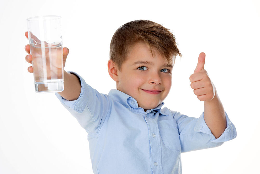 voda, dečak sa čašom vode, čaša vode, hidratacija