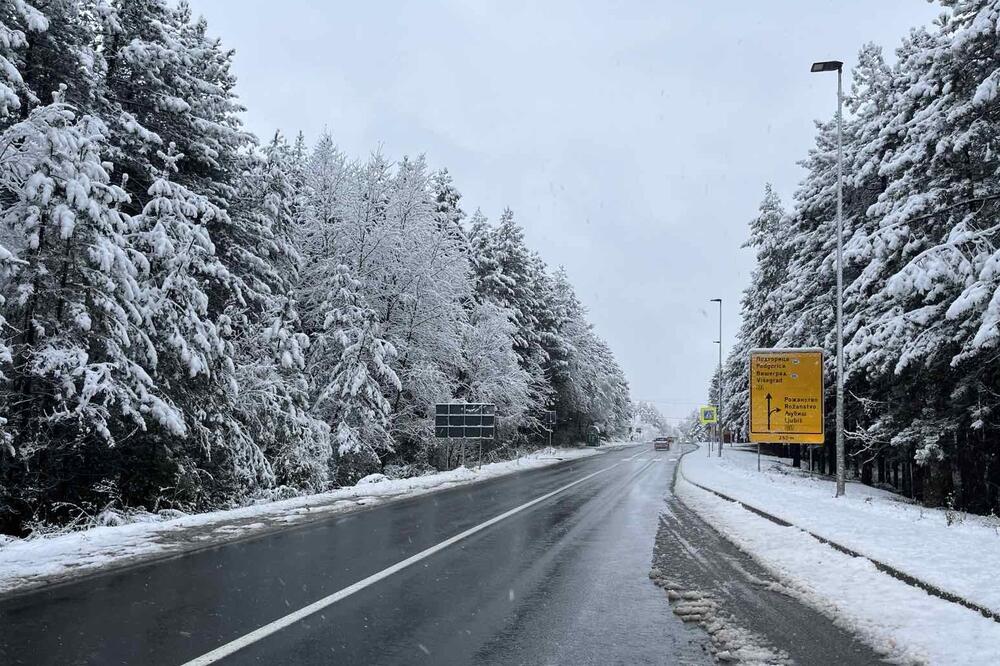 NADOMAK SRPSKIH PLANINA KAO U JANUARU! Metež na putu od Nove Varoši prema Zlatiboru: Sneg ne oprestaje da pada, kamioni u kolonama