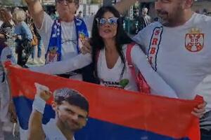 OVO JE LUDILO! ITALIJANKA ZAPEVALA ČUVENU SRPSKU PESMU! Raširila zastavu sa likom Novaka, pa pustila glas i oduševila sve Srbe!