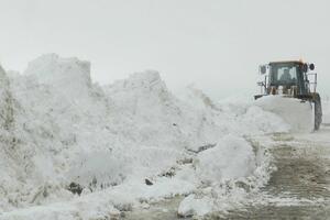 PROGLAŠENA VANREDNA SITUACIJA U SJENICI: Sneg pada gotovo 24 sata bez prestanka, ova saobraćajnica je KRITIČNA TAČKA