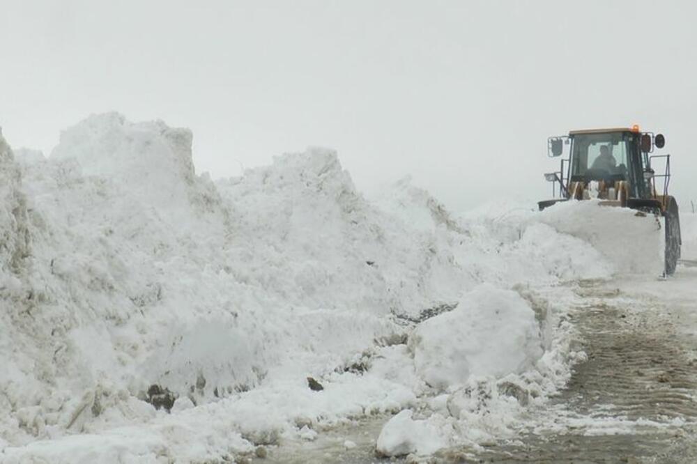 PROGLAŠENA VANREDNA SITUACIJA U SJENICI: Sneg pada gotovo 24 sata bez prestanka, ova saobraćajnica je KRITIČNA TAČKA
