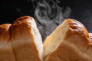 PEKARI UVEK DODAJU JEDAN TAJNI SASTOJAK U TESTO PA BUDE SVEŽE TRI DANA: Hleb će vam ostati savršeno MEKAN, a ukus je predobar!
