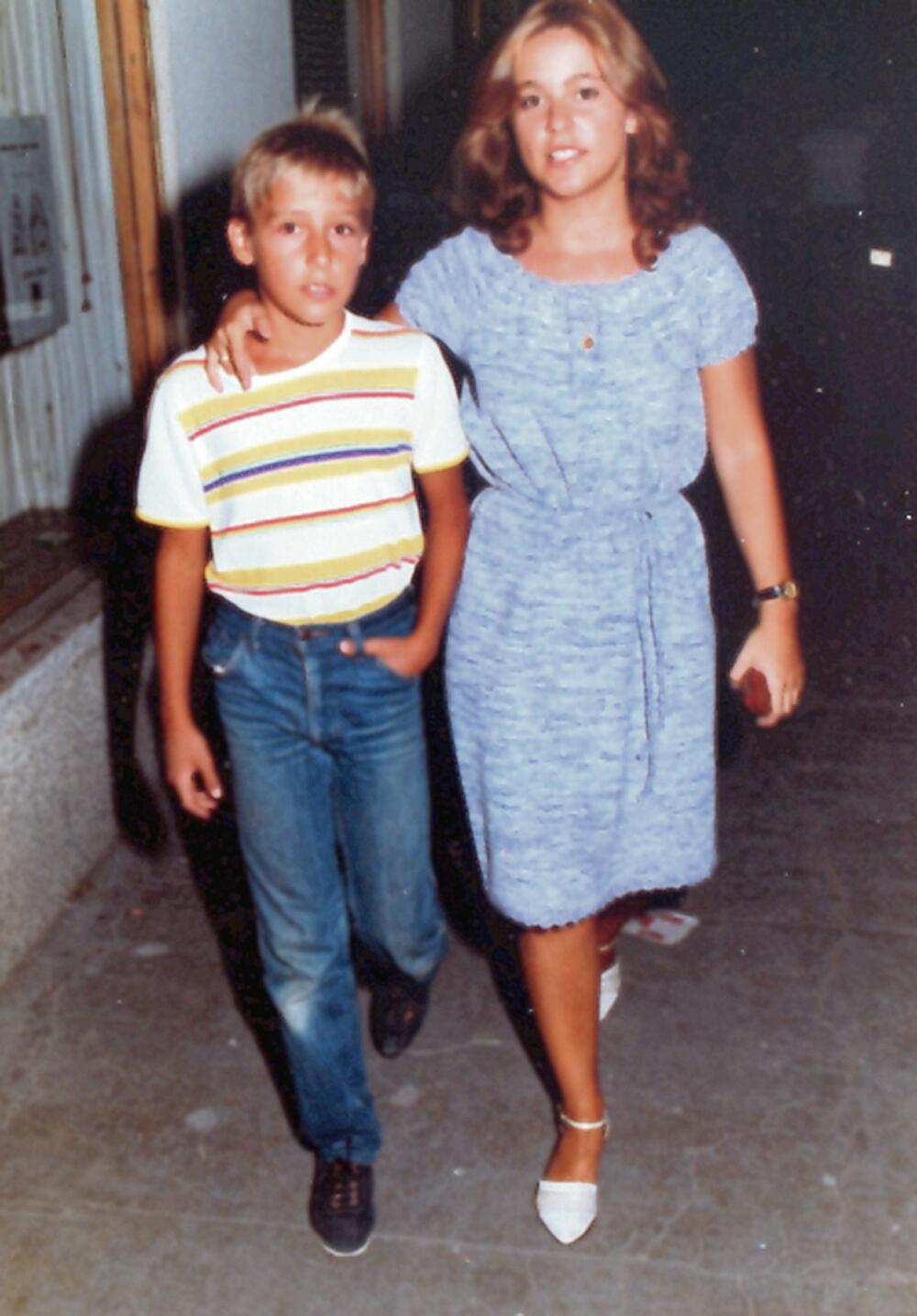 Sa sestrom Dijanom 1984.