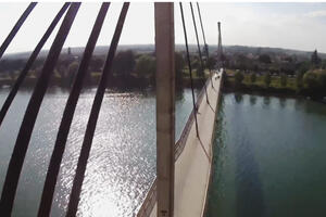 SREMSKA MITROVICA 30 GODINA IMA PEŠAČKO-BICIKLISTIČKI MOST Bio je najduži viseći pešački most u Evropi, sa dužinom od 262,5 m FOTO