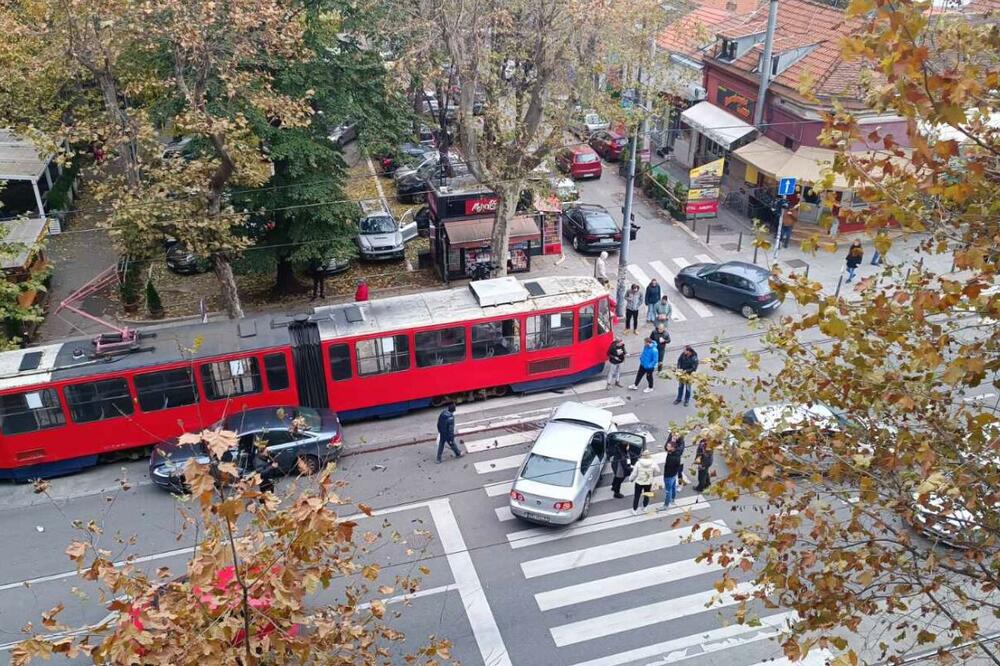 TEŽAK LANČANI SUDAR KOD MAŠINSKOG FAKULTETA: Sudarila se tri automobila i tramvaj, opšta drama na raskrsnici (FOTO)