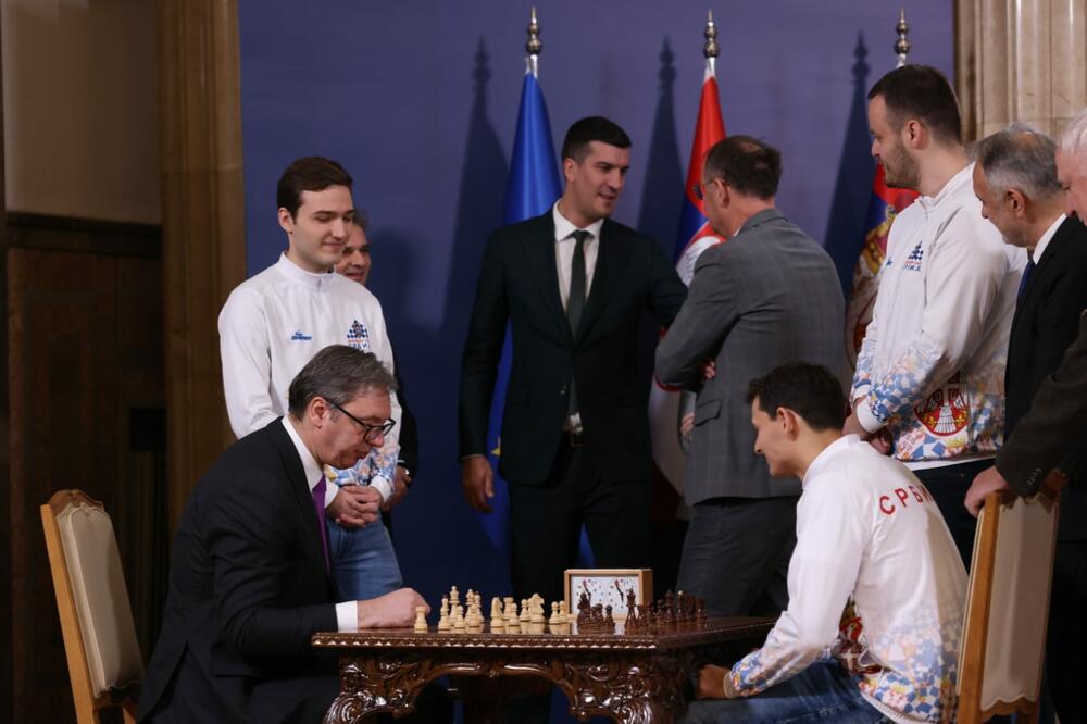 VUČIĆ "ODMERIO SNAGE" SA SRPSKIM PRVAKOM EVROPE: Predsednik seo i zaigrao šah, pogledajte kako je to izgledalo (VIDEO)