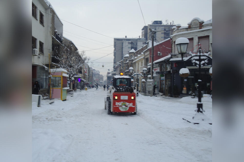 PROHODNI DRŽAVNI PUTNI PRAVCI NA TERITORIJI VRANJA: Na putevima u Srbiji i do 10 centimetara snega, putari neprekidno čiste sneg