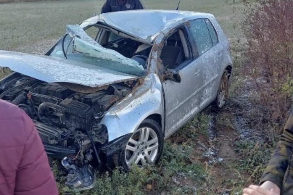 AUTOMOBILOM SLETEO SA PUTA, PA ZAVRŠIO U NJIVI: Drama kod Topole, smrskano vozilo izvlačili meštani (FOTO)