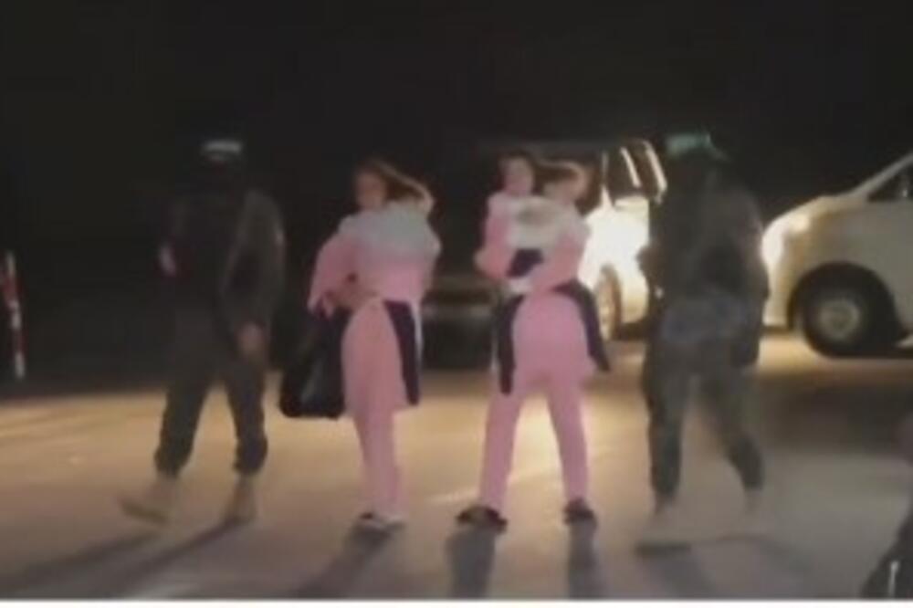MAJKE SA DECOM U NARUČJU IDU KA SLOBODI! Ovako je izgledalo oslobađenje 11 talaca - civili stigli u Izrael (VIDEO)