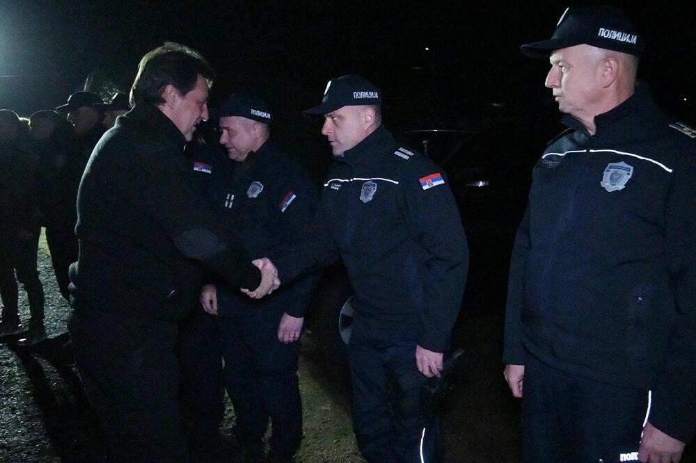 MINISTAR GAŠIĆ I NOĆAS NA PALIĆU: Obišao policajce na dužnosti (FOTO)