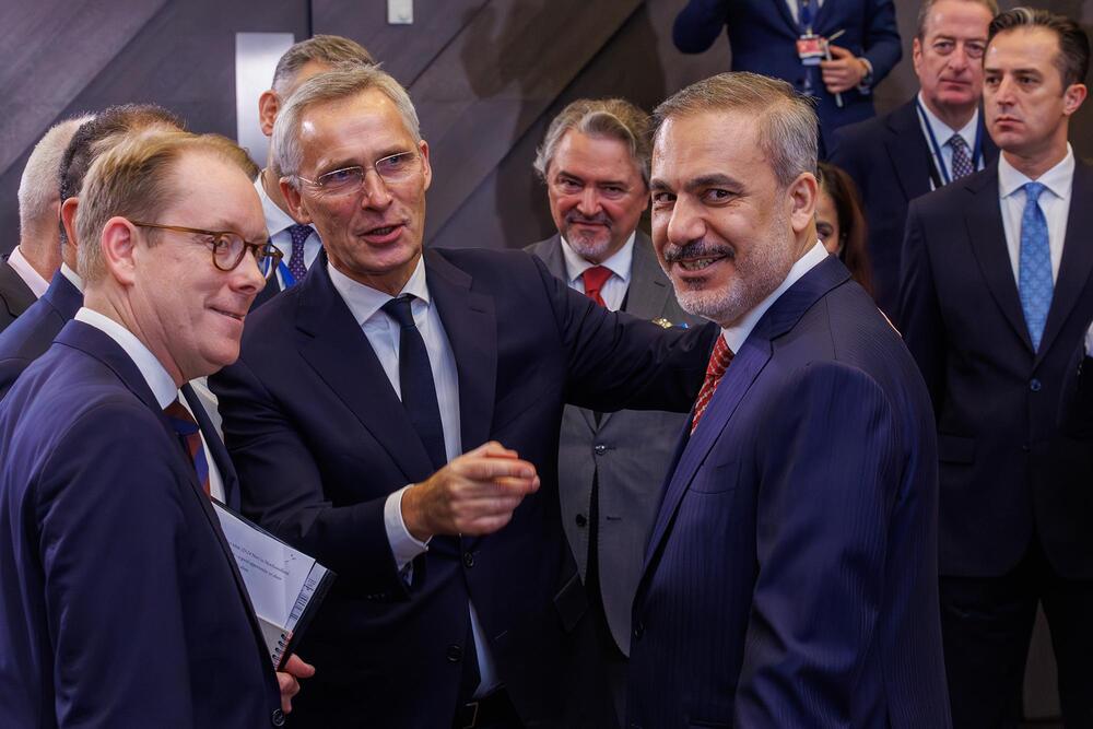 Tobijas Bilstrem (levo) i Hakan Fidan (desno) sa Jensom Stoltenbergom, gensekom NATO (sredina)