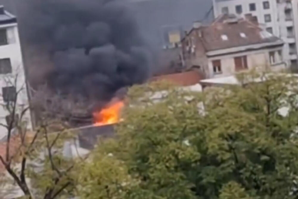 POŽAR NA ZVEZDARI: Vatra bukti, crni dim prekrio ulicu (VIDEO)