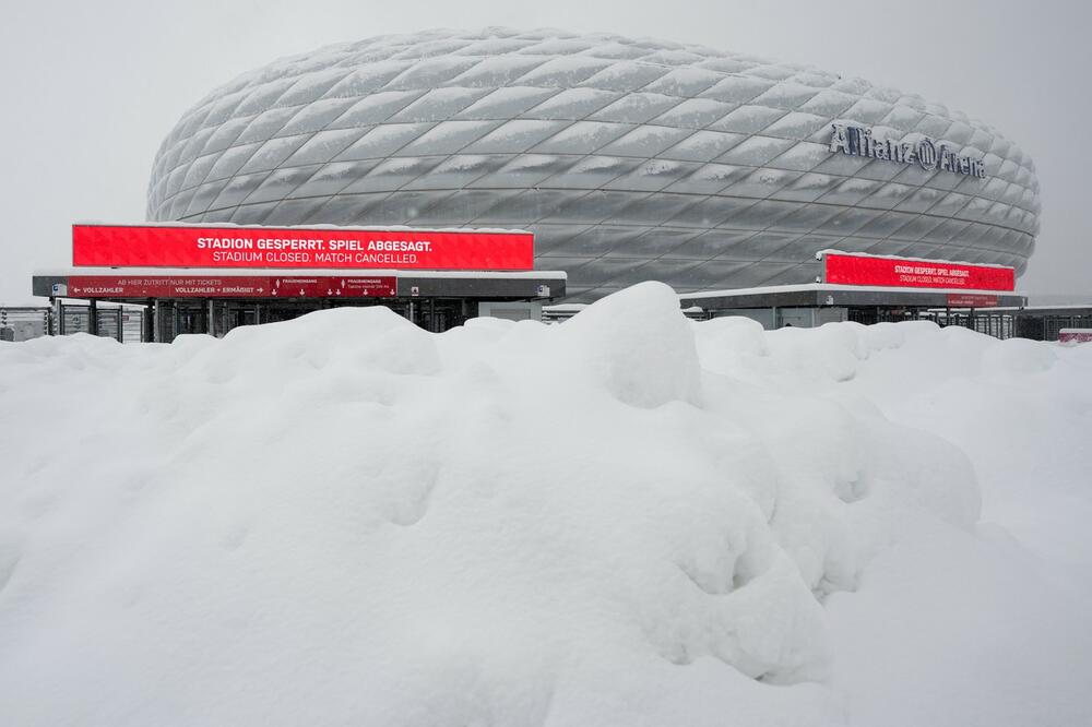 ČUVENA ALIJANC ARENA ZATRPANA SNEGOM! Snežne padavine paralisale Nemačku, ODLOŽENA UTAKMICA Bajerna: Bezbednost na prvom mestu!