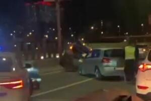 ŽESTOK LANČANI SUDAR NA GAZELI: Zgužvani automobil završio na bankini, u udesu učestvovalo i policijsko vozilo (VIDEO)