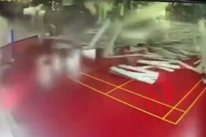 DECI SE OBRUŠIO PLAFON, TRČALA DA SPASU ŽIVU GLAVU: Horor na Filipinima, zemljotres srušio salu za fizičko PUNU UČENIKA (VIDEO)