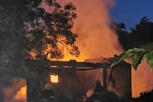 VATRA GUTA KUĆU U UŽICU: Veliki požar u naselju Terazije, vatrogasci u borbi sa plamenom visokim nekoliko metara