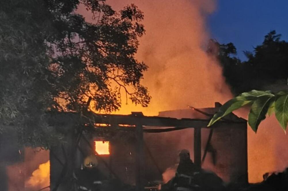 VATRA GUTA KUĆU U UŽICU: Veliki požar u naselju Terazije, vatrogasci u borbi sa plamenom visokim nekoliko metara