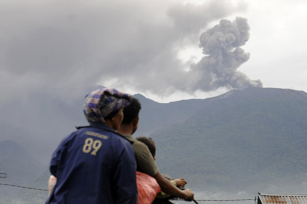 PRORADILA OGNJENA PLANINA, A ONI PRIŠLI KRATERU: U erupciji vulkana u Indoneziji stradalo 11 planinara (FOTO, VIDEO)
