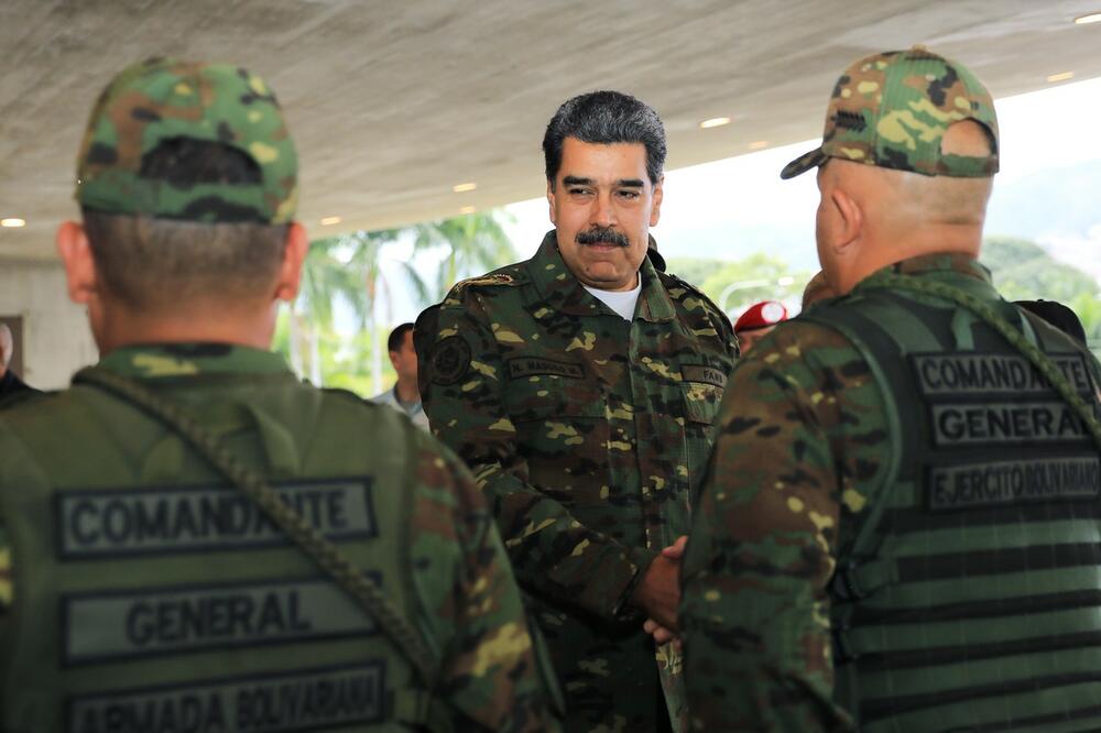 Venecuelanski predsednik Nikolas Maduro sa vojnim komandantima