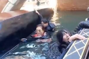 ZBOG SELFIJA ZAVRŠILI U LEDENOJ VODI Turisti napravili haos u Veneciji - Naginjali se zbog fotki, pa PREVRNULI GONDOLU (VIDEO)